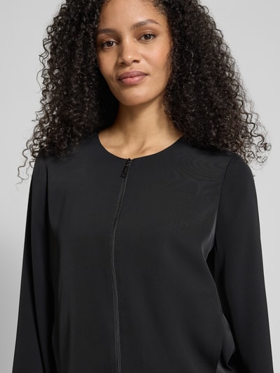 Frauenmodel trägt Kurzblazer mit Rundhalsausschnitt von Comma, schwarz, Elastischer-Material-Mix, Regular-Fit, Nahaufnahme Oberkörper.