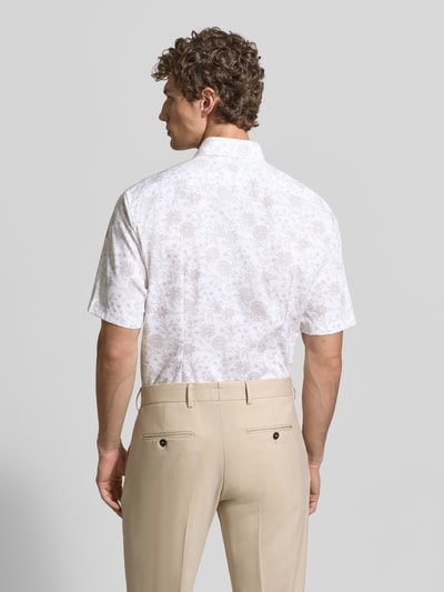 Męski model nosi Modern Fit Business-Hemd mit Kentkragen od OLYMP, bawełna, florystyczny nadruk, zaokrąglony dół, szerokość w rozmiarze 40: 49 cm, długość pleców: 81 cm, długość rękawa: 27 cm, widok całej sylwetki z tyłu.