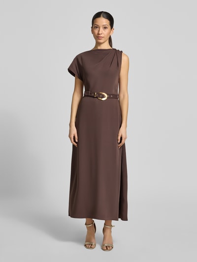 Frauenmodel trägt Midikleid mit Gürtel Modell 'Kylee Draped' von Forever New, braun, Gerader-Schnitt, One-Shoulder-Look, Ganzkörperansicht von vorne. Rückenlänge bei Größe 36: 39 cm, Brustweite bei Größe 36: 41 cm.