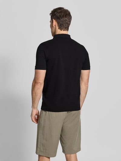 Männermodel trägt Regular Fit Poloshirt mit Logo-Stitching von HECHTER PARIS, bawełna, krój regular fit, fakturowany wzór, krótki rękaw, kołnierzyk polo, długość tyłu w rozmiarze M: 66 cm, całkowity widok z tyłu