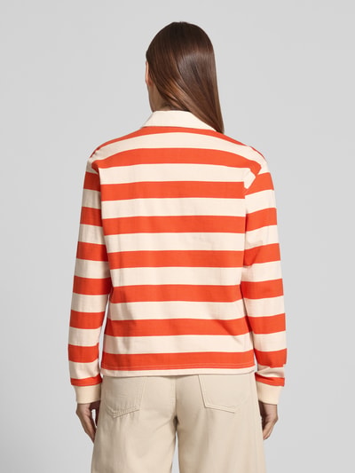 Frauenmodel trägt Longsleeve mit Label-Stitching von Jake*s Casual, Reine Baumwolle, Regular-Fit, Polokragen, Rückenlänge 23 cm, Rückenansicht.