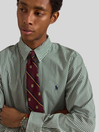Männermodel trägt Custom Fit Freizeithemd aus Baumwoll-Mix von Polo Ralph Lauren mit grün-weißen Streifen, Nahaufnahme Oberkörper.
