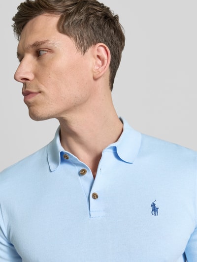 Männermodel trägt Regular Fit Poloshirt aus reiner Baumwolle von Polo Ralph Lauren, Optik: Unifarben, Logo-Detail, Nahaufnahme Oberkörper.