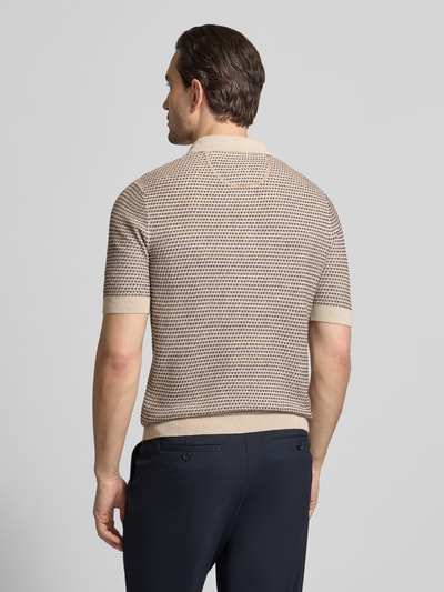 Männermodel trägt Slim Fit Poloshirt in Strick-Optik mit Leinen-Anteil von BRAX, beige-braunes Muster, elastische Abschlüsse, Baumwoll-Mix, Ganzkörperansicht Rückansicht.