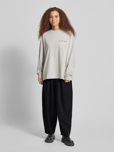 Frauenmodel trägt Loose Fit Bundfaltenhose mit Viskose-Anteil Modell 'MARIELA LIFE' von ONLY, Optik: Unifarben, Bundfalte, elastischer Bund, seitliche Eingrifftaschen, Ganzkörperansicht von vorne.