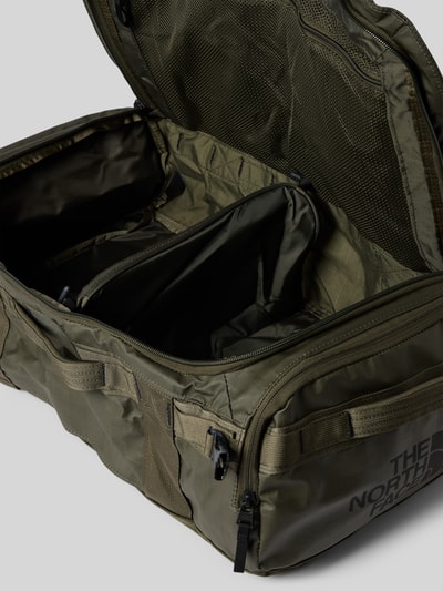 Produktfoto, olivgrüne Duffel Bag mit Logo-Print Modell 'Voyager' von The North Face mit Reißverschlüssen und Innenfächern, strukturierte Oberfläche