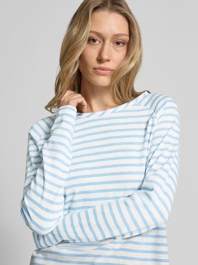 Frauenmodel trägt Longsleeve mit Rundhalsausschnitt von Smith and Soul aus reiner Baumwolle, Regular-Fit, Allover-Look in Blau-Weiß, Nahaufnahme Oberkörper.