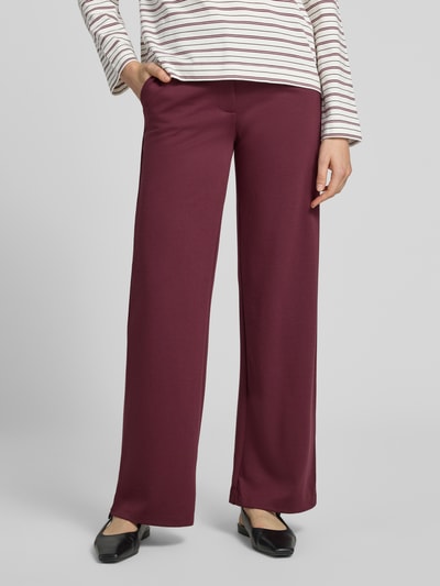 Vrouwenmodel draagt stoffen broek met rechte pijpen van FREE/QUENT, elastische materiaalmix met viscose, Model 'Nanni', haakjes- en ritssluiting, bordeauxrood, maat S bandwijdte 37 cm, binnenbeenlengte 77 cm, close-up onderlichaam, vooraanzicht.