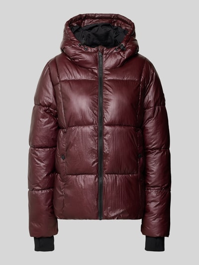 Produktfoto, Steppjacke mit Kapuze Modell 'KYKY' von Cars Jeans in dunklem Rot mit Reißverschluss und Knopf-Taschen, glatte, leicht glänzende Textur, regular Fit, Damenjacke