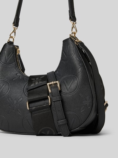 Produktfoto, schwarze Shoulder Bag mit Allover-Logo-Prägung Modell 'Samba' von VALENTINO BAGS, goldfarbene Details, strukturierte Oberfläche