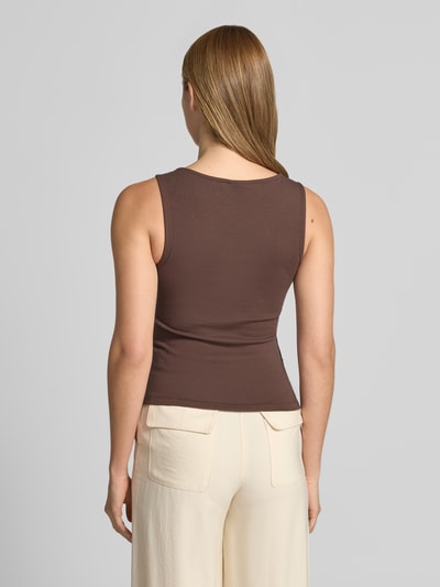 Frauenmodel trägt Top mit breiten Trägern und Rundhalsausschnitt von Jake*s Casual, Baumwoll-Mix mit Stretch-Anteil, körpernaher Schnitt, braun, Rückenlänge 48 cm, Ganzkörperansicht Rückansicht.