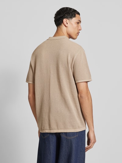 Männermodel trägt Strickshirt mit Baumwoll-Anteil Modell 'JERRY' von Jack & Jones in Beige, semitransparent, strukturierte Textur, Ganzkörperansicht Rückansicht.