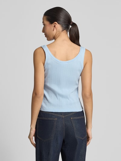 Frauenmodel trägt Tanktop mit tiefem Rundhalsausschnitt von JAKE*S STUDIO WOMAN in Hellblau, körpernah, reine Baumwolle, Ganzkörperansicht Rückansicht.