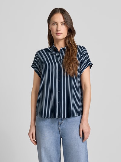 Frauenmodel trägt Regular Fit Hemdbluse aus Viskose-Mix Modell 'Majan' von Samsøe Samsøe, marine mit weißen Streifen, Kurzarm, Ganzkörperansicht von vorne.