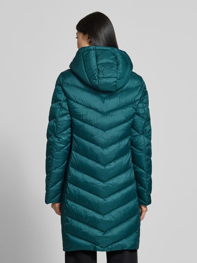 Frauenmodel trägt Slim Fit Puffer Coat mit Steppnähten von Jake*s Casual, jednokolorowy, krój slim fit, stójka z kapturem, zamek błyskawiczny dwustronny, aplikacja: pikowanie, długi rękaw, proste wykończenie, kieszenie zapinane na zamek błyskawiczny, wykończenie materiału: pikowanie, ganzkörperansicht rückansicht