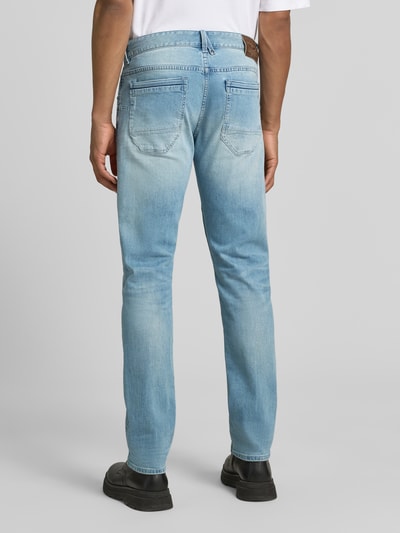 Männermodel trägt Straight Fit Jeans im Used-Look Modell 'Nightflight' von PME Legend, hellblauer Baumwoll-Mix mit Stretch-Anteil, 5-Pocket-Design, Logo-Detail, Ganzkörperansicht Rückansicht.