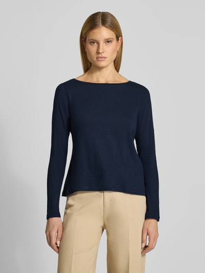 Frauenmodel trägt Regular Fit Langarmshirt aus Bio-Baumwoll-Mix von Tom Tailor in dunkelblauer Melange-Optik, U-Boot-Ausschnitt, Ganzkörperansicht von vorne.