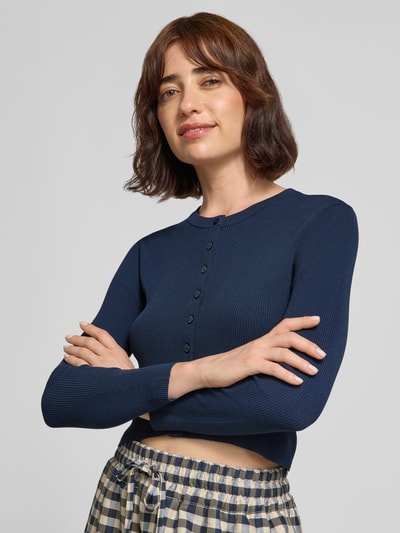 Frauenmodel trägt Slim Fit Strickjacke aus Viskose-Mix Modell 'WKDTENNIS' von Max Mara, Damen Strickjacke von Weekend Max Mara, Nahaufnahme Oberkörper.