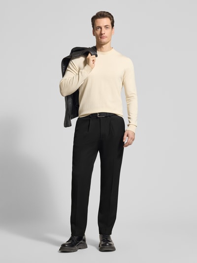 Männermodel trägt Regular Fit Chino mit Viskose-Anteil von Selected Homme, Optik: Unifarben, Twill, Ganzkörperansicht von vorne.