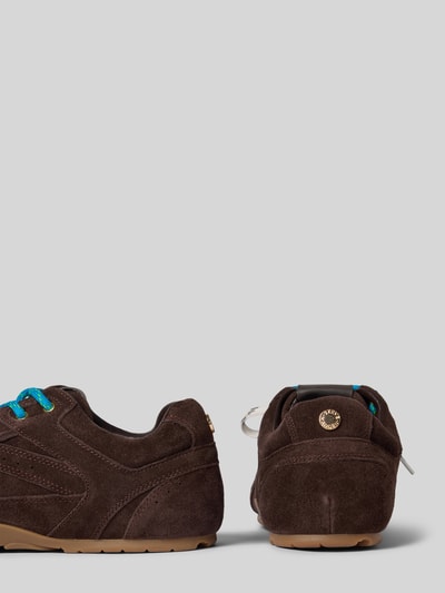 Productfoto, Sneaker aus echt leer met logodetail model 'Asiel' van Steve Madden voor dames, afgeronde pasvorm, profielzool, donkerbruin leer met blauwe veters, context: maat 40 hakhoogte 1 cm, schachthoogte 8 cm, schachtbreedte 7 cm.