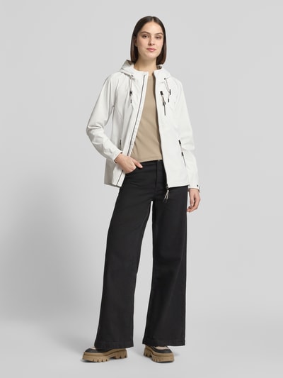 Kobieta modelka nosi kurtkę z kapturem G.I.G.A. DX, krój slim fit, wodoodporność 10 000 mm, model 'GS111', beżowy top, czarne spodnie, kieszenie zapinane na zamek błyskawiczny, długość tyłu w rozmiarze 36: 69 cm, szerokość ramion w rozmiarze 36: 39 cm, szerokość klatki piersiowej w rozmiarze 36: 44 cm, długość rękawów w rozmiarze 36: 65 cm, przód całej sylwetki
