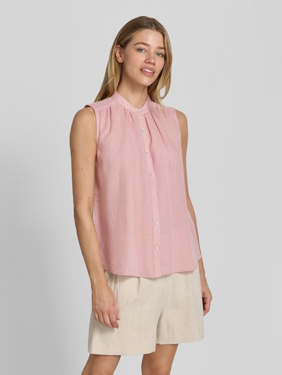 Frauenmodel trägt Regular Fit Blusentop aus Viskose-Leinen-Mix von Christian Berg Woman in Rosa mit Rundhalsausschnitt, Knopfleiste, Rückenlänge bei Größe 36: 61 cm, Ganzkörperansicht von vorne.