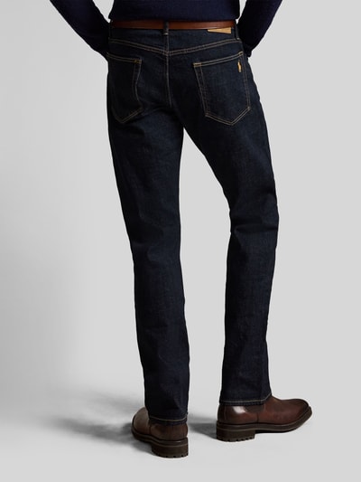 Männermodel trägt Relaxed Fit Jeans aus Baumwoll-Mix Modell 'HAMPTON' von Polo Ralph Lauren, dunkles Blau, Ganzkörperansicht Rückansicht, Herren Relaxed Fit Jeans von Polo Ralph Lauren