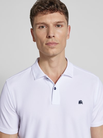 Männermodel trägt Regular Fit Poloshirt mit Logo-Stitching Modell 'Performance' von Lerros, Baumwoll-Mix, Nahaufnahme Oberkörper.