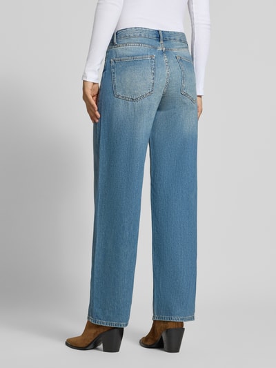 Frauenmodel trägt helle Loose Fit Jeans aus reiner Baumwolle Modell 'TOLEDO' von ONLY, breite Beinform, Damen Wide & Loose Fit Jeans, Ganzkörperansicht Rückansicht.
