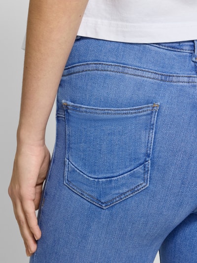 Frauenmodel trägt Skinny Fit Jeans aus Baumwoll-Mix Modell 'POWER' von Only, mittlere Leibhöhe, 5-Pocket, Denim, unifarben, Detailaufnahme Rückansicht.