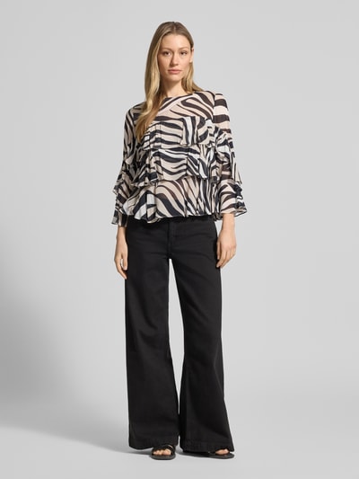 Frauenmodel trägt Regular Fit Bluse aus reiner Viskose Modell 'Falco' von Marella mit Rüschenbesatz, Langärmelig, Allover-Animal-Print, Rundhalsausschnitt, Ganzkörperansicht von vorne.
