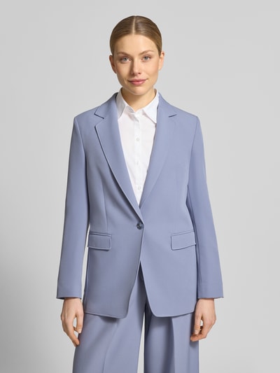 Frauenmodel trägt taillierten Longblazer mit Reverskragen Modell 'JABLA3' von BOSS Orange in Hellblau, Regular Fit, Pattentaschen, Ganzkörperansicht von vorne.