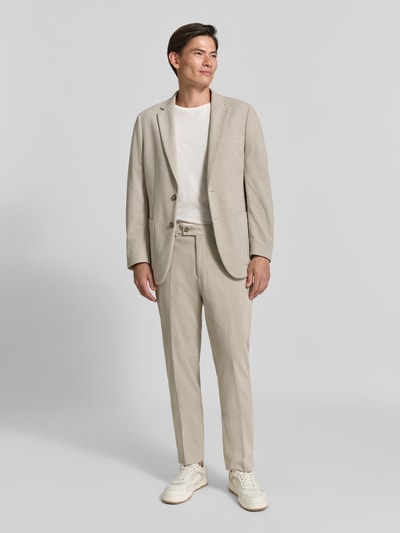 Männermodel trägt Regular Fit Sakko in Cord-Optik Modell 'Glenny' von Christian Berg Men in Beige mit Reverskragen, Ganzkörperansicht von vorne.