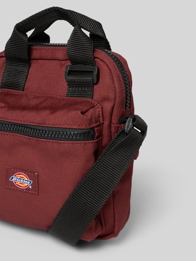 Dickies Crossbody Bag mit Label-Detail Modell 'MOREAUVILLE' Dunkelrot 3