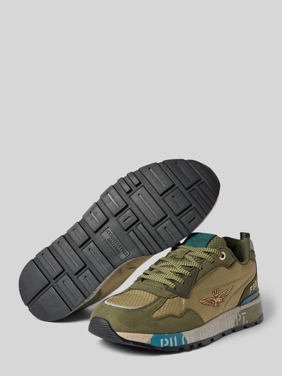 Produktfoto, Sneaker mit Logo-Stitching Modell 'Napoli' von Aeronautica Militare in Olivgrün und Beige, Schnürverschluss, profilierte schwarze Sohle, abgerundete Form, Aufdruck an der Sohle, Herren Sneaker, Absatzhöhe 3 cm, Schafthöhe 8 cm, Schaftweite 10 cm