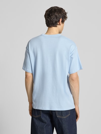 Männermodel trägt T-Shirt mit Label-Print und Rundhalsausschnitt von Jack & Jones in Hellblau, Reine Baumwolle, Regular-Fit, Rückenlänge 68 cm, Ganzkörperansicht Rückansicht.