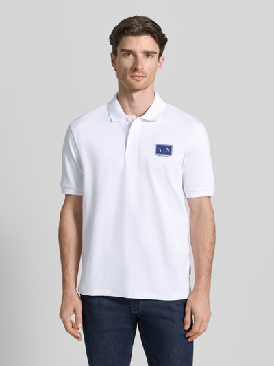 Mannelijk model draagt Regular Fit poloshirt met knoopsluiting van ARMANI EXCHANGE, mix van katoen en elastaan, labelprint, mouwboordjes, ruglengte maat M 70 cm, wit, ganzekörperaanzicht van voren.