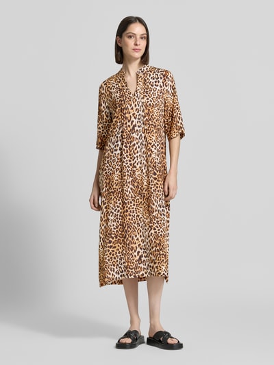 Frauenmodel trägt Tunikakleid aus Viskose im Allover-Look von Emily Van den Bergh, Gerader-Schnitt, Midikleid, 3/4-Arm, Ganzkörperansicht von vorne.