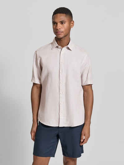 Männermodel trägt Slim Fit Freizeithemd aus Leinen-Mix von Jake*s, unifarben, Kentkragen, kurzärmelig, Ganzkörperansicht von vorne. Rückenlänge bei Größe M: 73 cm, Schulterbreite: 47 cm, Ärmellänge: 26 cm, Baumwoll-Anteil, durchgehende Knopfleiste.