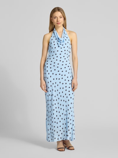 Frauenmodel trägt figurbetontes, hellblaues Cocktailkleid mit schwarzen Punkten und Wasserfall-Ausschnitt, Modell 'Carter' von Forever New, Midikleid mit glatter Textur, Ganzkörperansicht von vorne.
