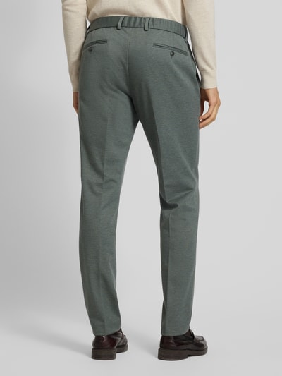 Männermodel trägt Slim Fit Stoffhose mit Viskose-Anteil von Christian Berg Men in Grau mit Gesäßtaschen, teilelastischem Bund, Ganzkörperansicht Rückansicht.