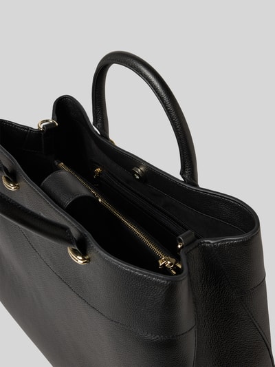Produktfoto, schwarze Henkeltasche aus echtem Rindsleder Modell 'BOSS BEYOND NEWTOTE' von BOSS, genarbte Textur, goldfarbene Details, geteiltes Hauptfach, Magnetverschluss, Label-Prägung, Reißverschluss- und Einschubfach.