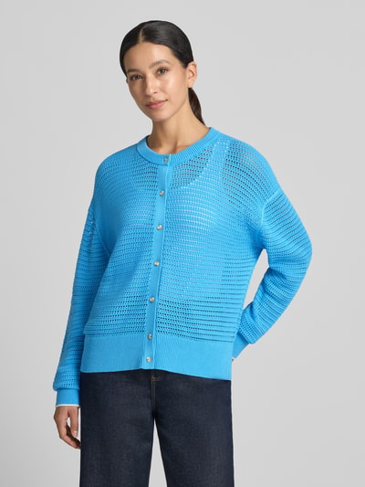 Kobiece model nosi Relaxed Fit Cardigan aus reiner Baumwolle Modell 'Pembroke' od VARLEY, imitacja dzianiny, niebieski, długość tyłu 58 cm, długość rękawów 74 cm, widok całej sylwetki z przodu.