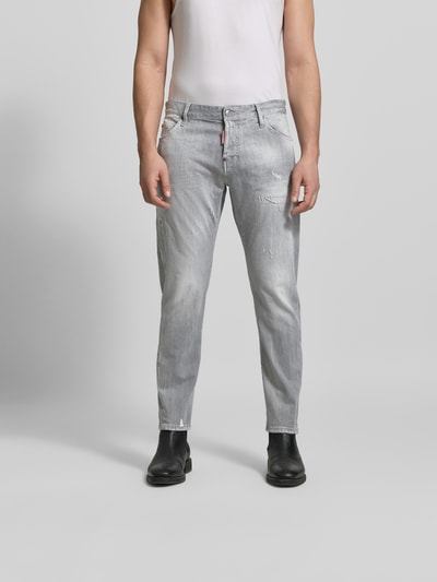 Männermodel trägt Slim Fit Jeans mit Logo-Detail von Dsquared2 im grauen Baumwoll-Mix, 5-Pocket-Design, Knopf- und Reißverschluss, Ganzkörperansicht von vorne. Innenbeinlänge 73 cm, Bundweite 44 cm bei Größe 50.