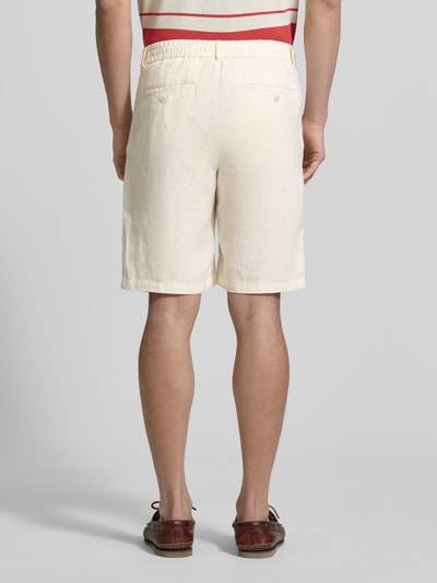 Männermodel trägt Shorts aus Leinen mit Gesäßtaschen von Gant in Beige, Regular-Fit mit elastischem Bund, Ganzkörperansicht Rückansicht. Herren Shorts aus reinem Leinen, Bundweite bei Größe M 43 cm, Innenbeinlänge 23 cm.