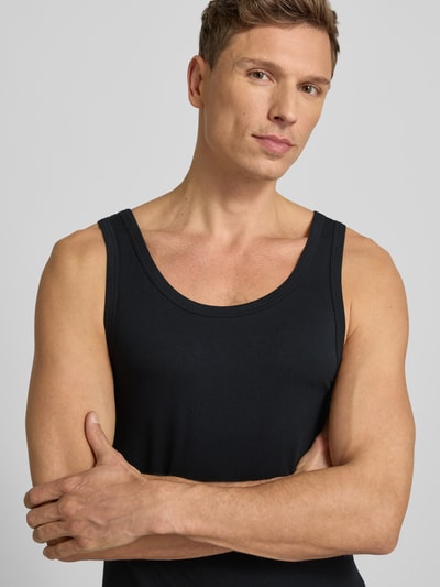 Männermodel trägt Tanktop mit Rundhalsausschnitt im 2er-Pack van SCHIESSER, zwart, nauwsluitende pasvorm, katoen-elastaan, Nahaufnahme Oberkörper.