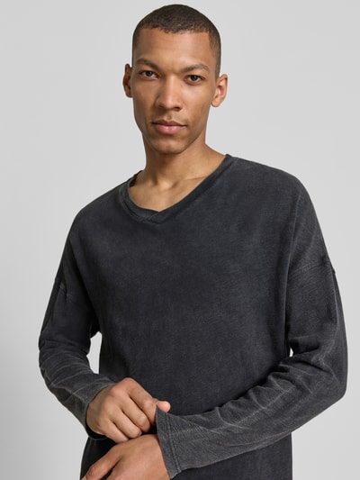 Männermodel trägt Longsleeve mit überschnittenen Schultern Modell 'SONOMA' von American Vintage in Schwarz, reine Baumwolle, Nahaufnahme Oberkörper.