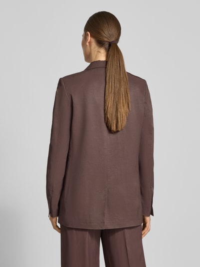 Frauenmodel trägt Relaxed Fit Blazer mit Reverskragen von Jake*s Cocktail in Braun, Viskose-Leinen-Mix, Pattentaschen, Knopfverschluss, Ganzkörperansicht Rückansicht.