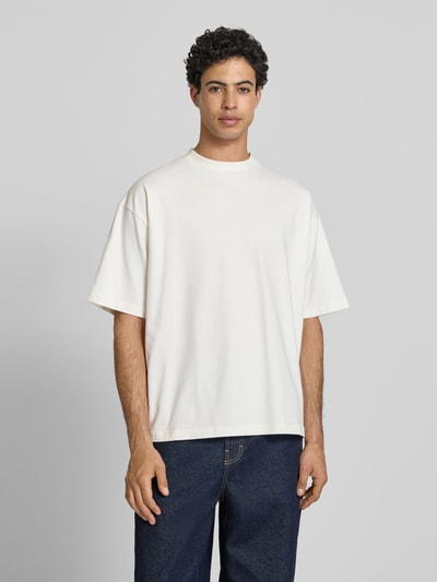 Mężczyzna model nosi Oversized T-Shirt mit Rundhalsausschnitt od PROHIBITED, biała bawełna, prosty fason, przód, ujęcie całej sylwetki.