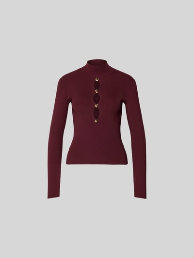Produktfoto, Slim Fit Longsleeve aus Viskose-Mix von Self-Portrait in Dunkelrot mit Cut-Outs, Zierbesatz und Rollkragen vor grauem Hintergrund